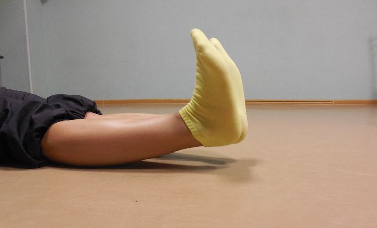 Лечение поперечного плоскостопия в домашних условиях тоже можно проводить при помощи специальной гимнастики.