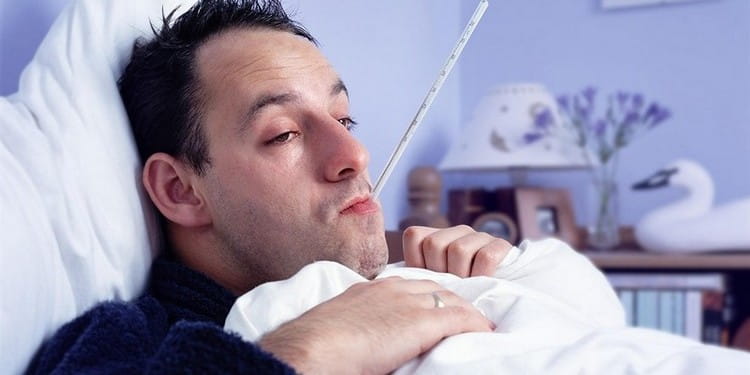 Воспаление среднего уха может спровоцировать даже обычная простуда при плохом иммунитете.