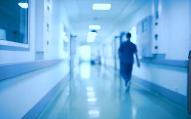 Больничный коридор и врачи