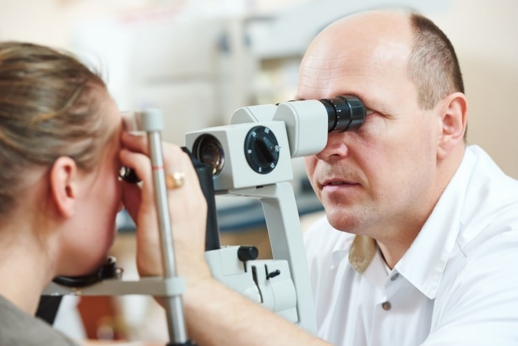 Лечение вторичной катаракты после замены хрусталика лучше проводить в больнице.
