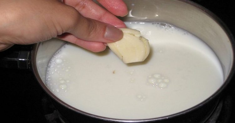 Для лечения ребенка от аскарид можно делать клизмы из молока с чесноком.