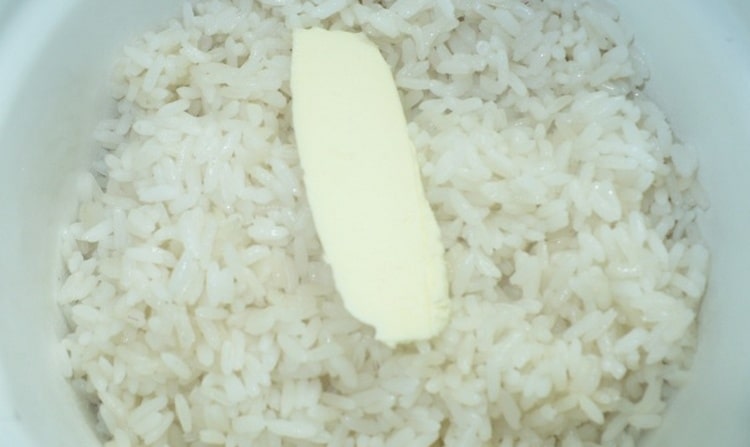 На ужин можно сделать отварной рис с маслом.
