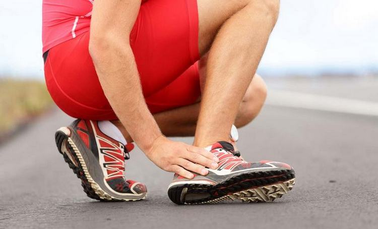 Спровоцировать появление этого недуга могут сильные нагрузки на голеностопный сустав, например, при занятиях спортом.