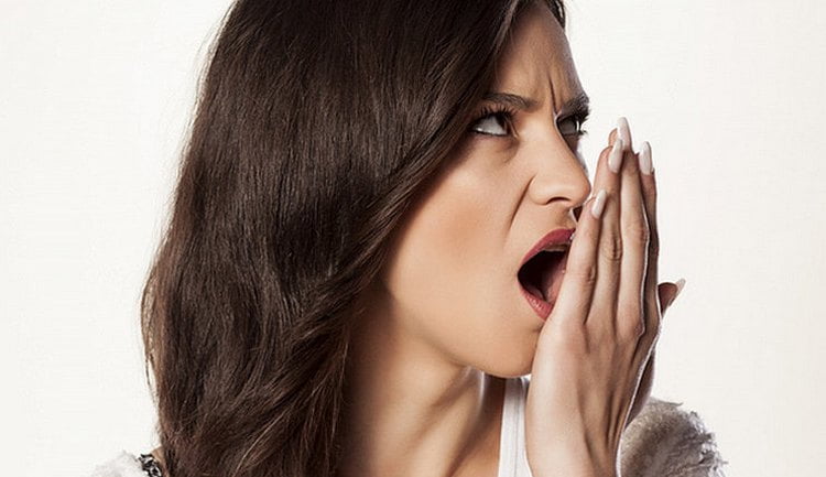 О неполадках в работе печени сигнализирует неприятный запах изо рта.