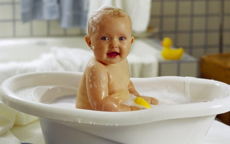 Лечение аллергии у детей должно быть комплексным и включать ежедневные купания, влажную уборку помещений, в которых находится малыш.