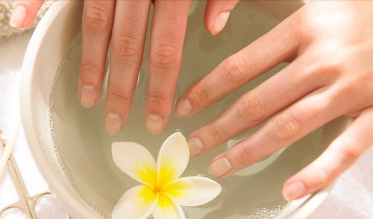 Помогают успокоить кожу и специальные ванночки для рук.
