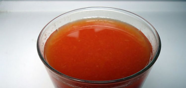 Маски против черных точек в домашних условиях можно делать также на основе томатного сока.