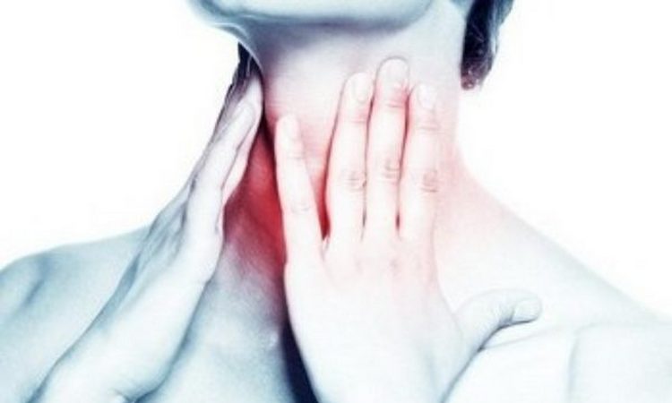 При ларингите частым симптомом является першение в горле.