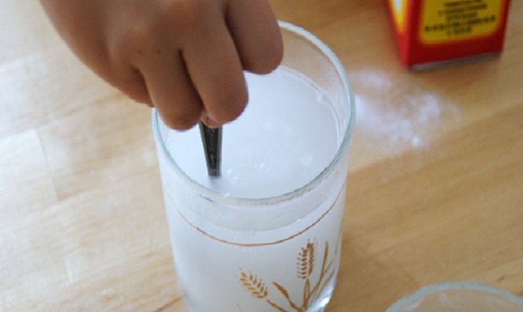 При лечении флюса на десне у ребенка можно использовать элементарный раствор соды и соли.