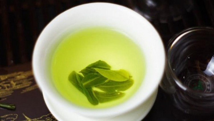 Хороший эффект дает чай на основе листьев брусники.
