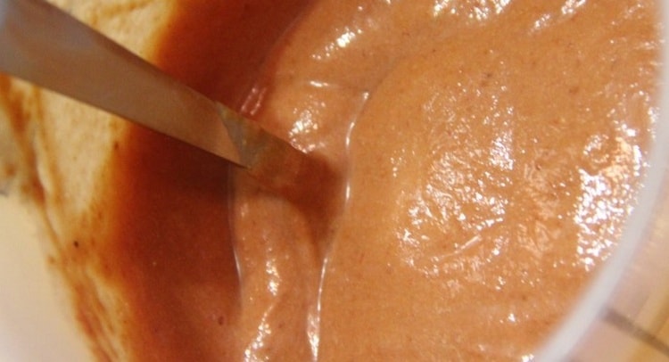Маска на основе сметаны, томатного сока и овсянки тоже поможет удалить пигментные пятна.