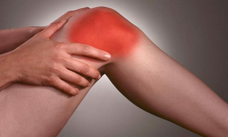 Хотя хруст в коленных суставах может иметь разные причины, лечение обычно сводится приблизительно к тем самым мерам.