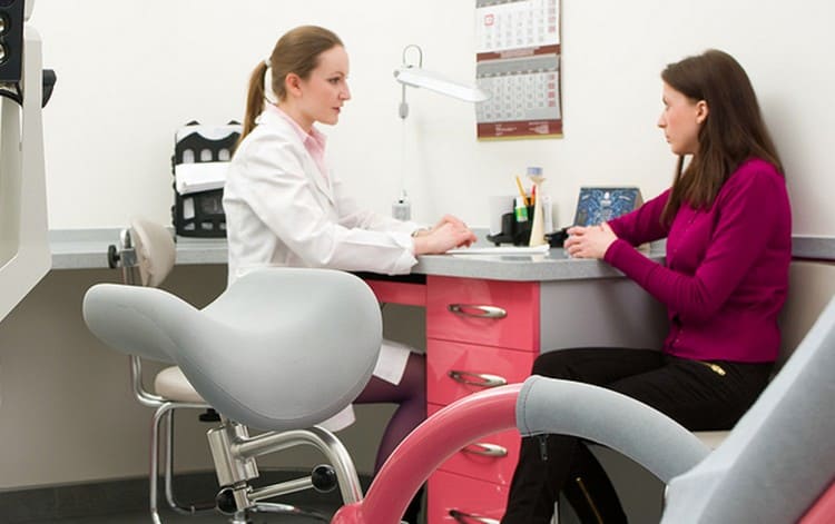 Для профилактики недуга важно регулярно посещать гинеколога.