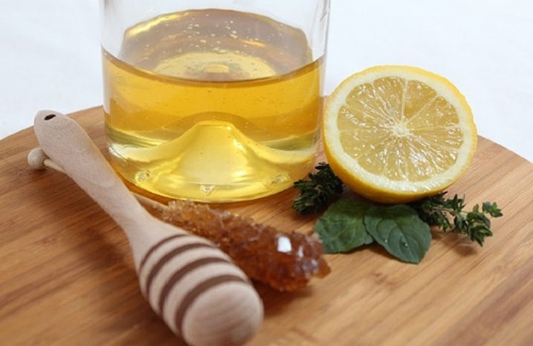 Смазывать горло можно смесью глицерина, меда и лимона.