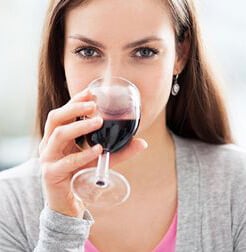 Девушка пробует крепкое вино