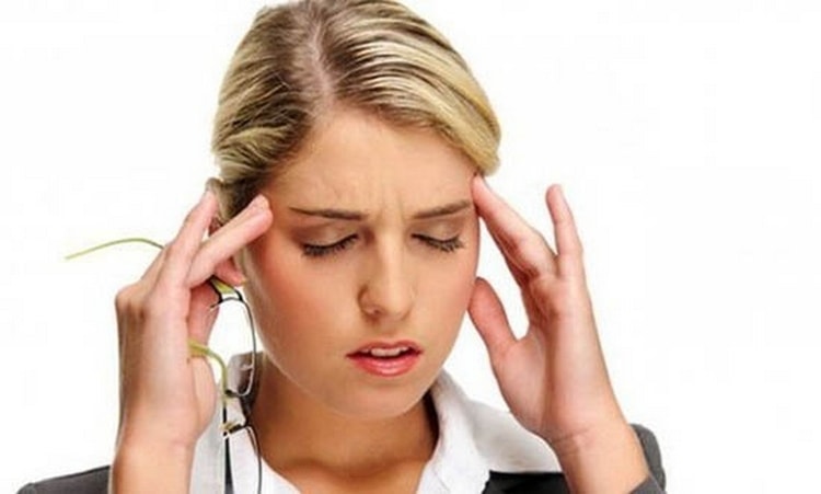 Среди побочных эффектов при использовании препаратов на основе клевера нередко наблюдается головная боль.