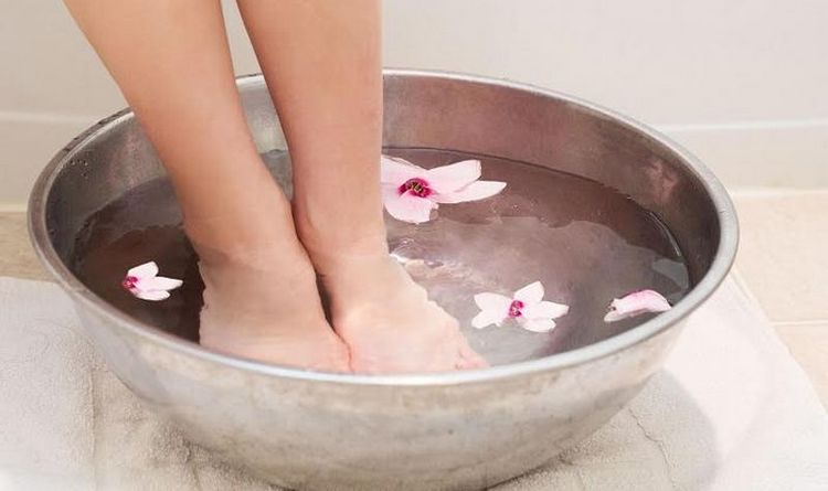 При натоптышах хорошо помогают также ванночки для ног.