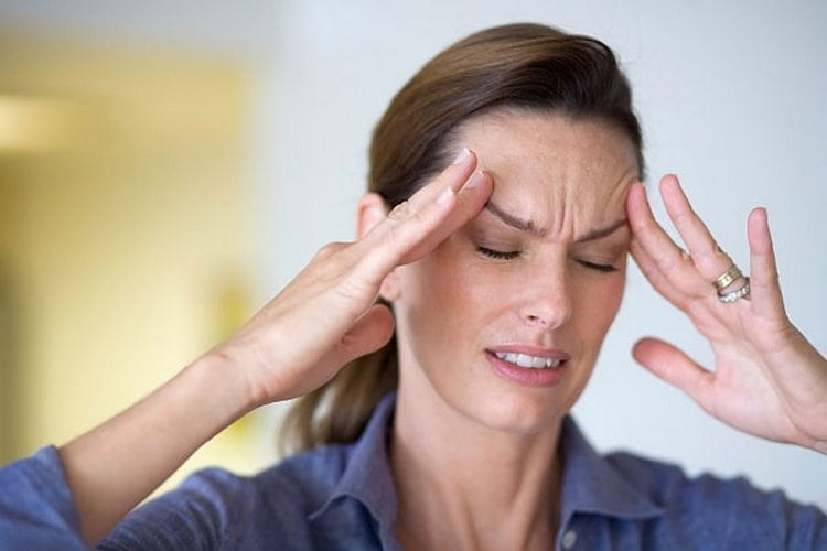 Передозировака препаратами на основе растения может привести к головной боли, разражительности.