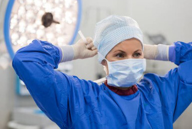 Хирург готовится к взятию биопционного материала