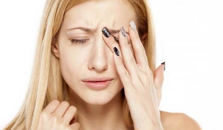 При синдроме сухого глаза важно почаще моргать, чтобы глаза увлажнялись естественным путем.