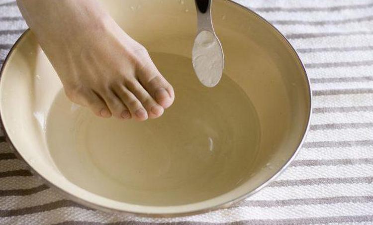 Облегчить состояние стопы помогут солевые ванночки.