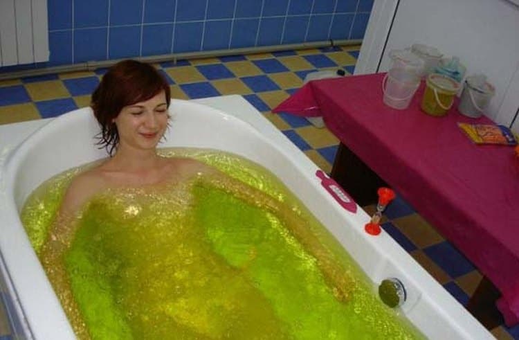 Для лечения ишиаса можно принимать ванны со скипидаром.