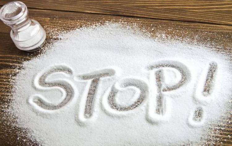 Больным гидроцефалией стоит ограничить употребление соли или вовсе отказаться от нее.