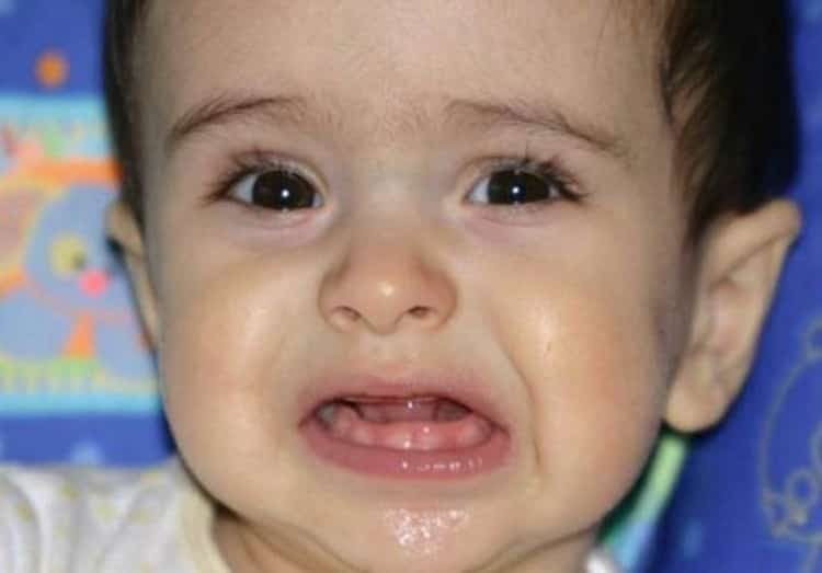 когда режутся первые зубы у младенцев